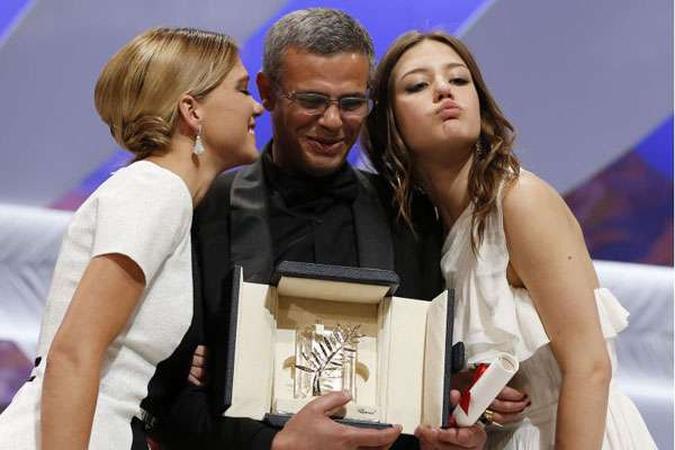 Adèle, Léa e Abdel Kechiche levaram a Palma de Ouro por <i>A vida de Adèle</i>(foto: AFP PHOTO / VALERY HACHE ) Adèle, Léa e Abdel Kechiche levaram a Palma de Ouro por <i>A vida de Adèle</i>(foto: AFP PHOTO / VALERY HACHE )