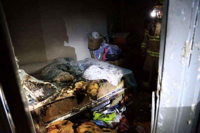 Roupas e colchão foram destruídos pelas chamas(foto: CBMDF/Divulgação) Roupas e colchão foram destruídos pelas chamas(foto: CBMDF/Divulgação)
