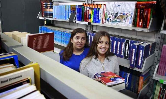 Mãe de três estudantes, Elizabeth (E) compara trabalhos e propostas(foto: Vinicius Cardoso/Esp. CB/D.A Press) Mãe de três estudantes, Elizabeth (E) compara trabalhos e propostas(foto: Vinicius Cardoso/Esp. CB/D.A Press)