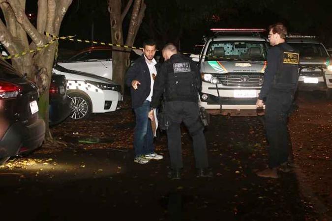 Peritos examinam o local do crime, que aconteceu por volta de 21h da segunda-feira(foto: Luís Nova/Esp. CB/D.A Press) Peritos examinam o local do crime, que aconteceu por volta de 21h da segunda-feira(foto: Luís Nova/Esp. CB/D.A Press)
