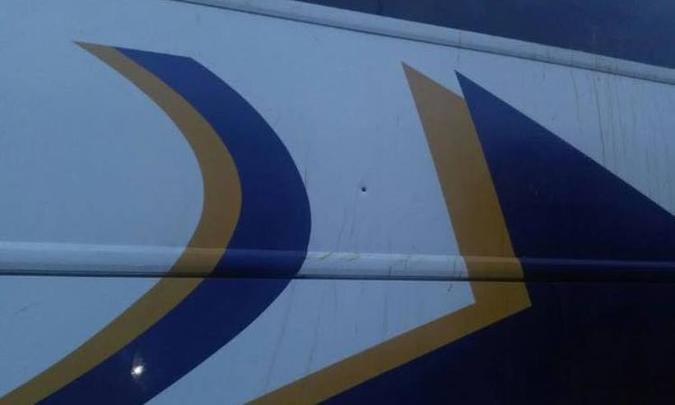 Dois ônibus que transportavam parte da equipe do petista foram atingidos por armas de fogo(foto: Reprodução/Facebook) Dois ônibus que transportavam parte da equipe do petista foram atingidos por armas de fogo(foto: Reprodução/Facebook)