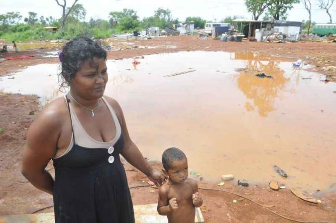 Catadora de material reciclável, Tatiana Araújo veio da Bahia e divide um barraco de lona com quatro filhos(foto: Minervino Junior/CB/D.A Press ) Catadora de material reciclável, Tatiana Araújo veio da Bahia e divide um barraco de lona com quatro filhos(foto: Minervino Junior/CB/D.A Press )