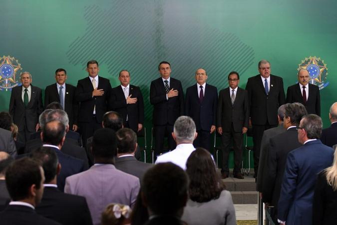 Separados por Bolsonaro, os auxiliares de Temer (D) elogiaram sucessores durante a cerimônia(foto: Marcelo Ferreira/CB/DA.Press) Separados por Bolsonaro, os auxiliares de Temer (D) elogiaram sucessores durante a cerimônia(foto: Marcelo Ferreira/CB/DA.Press)