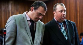 Os dois fazendeiros, Willem Oosthuizen e Theo Martins Jackson, foram acusados de tentativa de assassinato, sequestro, agressão e intimidação(foto: Wikus de Wet/ AFP ) Os dois fazendeiros, Willem Oosthuizen e Theo Martins Jackson, foram acusados de tentativa de assassinato, sequestro, agressão e intimidação(foto: Wikus de Wet/ AFP )