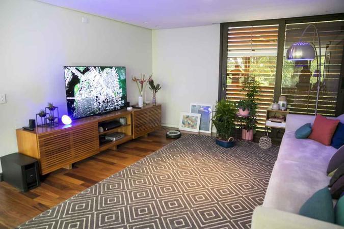 Na Casa Conectada, através de comandos de voz, é possível acender e apagar a luz, ligar a TV, fechar a cortina e ligar eletrodomésticos(foto: Divulgação/Google) Na Casa Conectada, através de comandos de voz, é possível acender e apagar a luz, ligar a TV, fechar a cortina e ligar eletrodomésticos(foto: Divulgação/Google)