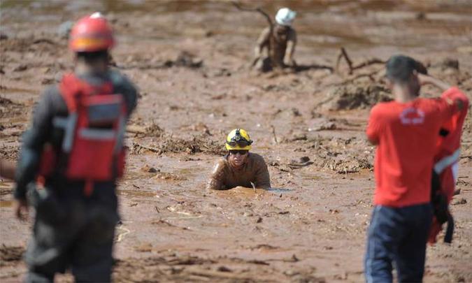 Militar do Corpo de Bombeiros ficou praticamente com o corpo todo no lamaçal de um rio de mais de 60 metros formado pelo rompimento da Barragem Córrego do Feijão (foto: Alexandre Guzanshe/EM/DA Press) Militar do Corpo de Bombeiros ficou praticamente com o corpo todo no lamaçal de um rio de mais de 60 metros formado pelo rompimento da Barragem Córrego do Feijão (foto: Alexandre Guzanshe/EM/DA Press)
