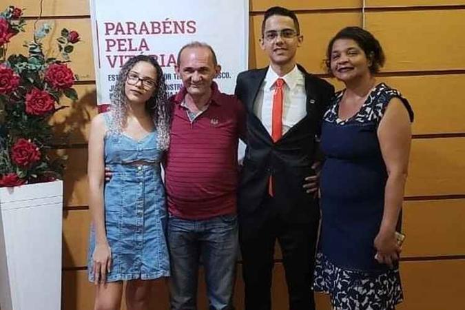 Leonardo ao lado irmã Lorrane Karoline, 16 anos; o pai, Aristelo; e a mãe, Gercina(foto: Arquivo Pessoal) Leonardo ao lado irmã Lorrane Karoline, 16 anos; o pai, Aristelo; e a mãe, Gercina(foto: Arquivo Pessoal)