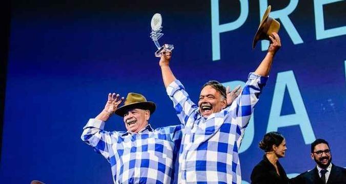 Cassiano e Zé Mulato comemoram o troféu de melhor discos de música sertaneja pelo álbum Bem-humorados(foto: Rafael Cicarino/Divulgação) Cassiano e Zé Mulato comemoram o troféu de melhor discos de música sertaneja pelo álbum Bem-humorados(foto: Rafael Cicarino/Divulgação)