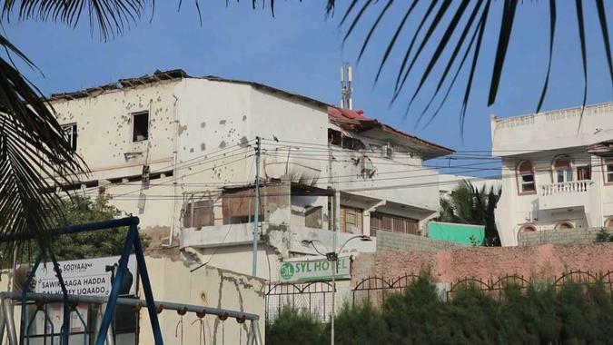 Os islamitas de Al Shabaab, afiliados à Al-Qaeda, assumiram brevemente o controle do acampamento antes de abandoná-lo(foto: AFPTV / AFP) Os islamitas de Al Shabaab, afiliados à Al-Qaeda, assumiram brevemente o controle do acampamento antes de abandoná-lo(foto: AFPTV / AFP)