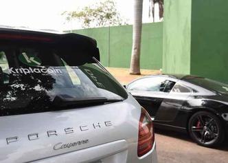 Adesivo da Kriptacoin em Porsche apreendido com a quadrilha: golpe (foto: Ed Alves/CB/D.A Press ) Adesivo da Kriptacoin em Porsche apreendido com a quadrilha: golpe (foto: Ed Alves/CB/D.A Press )
