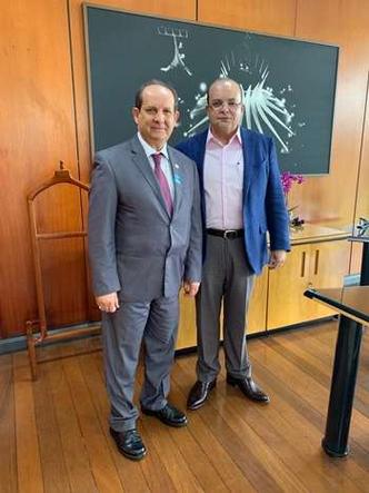 O governador Ibaneis Rocha em visita ao presidente da Fecomércio-DF, Francisco Maia(foto: Fecomércio-DF/Divulgação) O governador Ibaneis Rocha em visita ao presidente da Fecomércio-DF, Francisco Maia(foto: Fecomércio-DF/Divulgação)