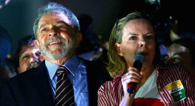 Lideranças do partido como a senadora Gleisi Hoffmann (PR), presidente nacional do PT, dizem que a legenda vai insistir na candidatura de Lula(foto: Heuler Andrey/AFP) Lideranças do partido como a senadora Gleisi Hoffmann (PR), presidente nacional do PT, dizem que a legenda vai insistir na candidatura de Lula(foto: Heuler Andrey/AFP)