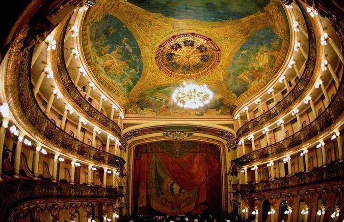 O interior do Teatro Amazonas: o luxo de uma das principais atrações de Manaus foi um dos motivos para que a cidade recebesse o título de Paris dos Trópicos(foto: Christophe Simon/AFP) O interior do Teatro Amazonas: o luxo de uma das principais atrações de Manaus foi um dos motivos para que a cidade recebesse o título de Paris dos Trópicos(foto: Christophe Simon/AFP)