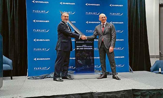 Amalfitano, da Embraer, e Silvestro, da empresa americana, comemoram(foto: Embraer/Divulgação) Amalfitano, da Embraer, e Silvestro, da empresa americana, comemoram(foto: Embraer/Divulgação)