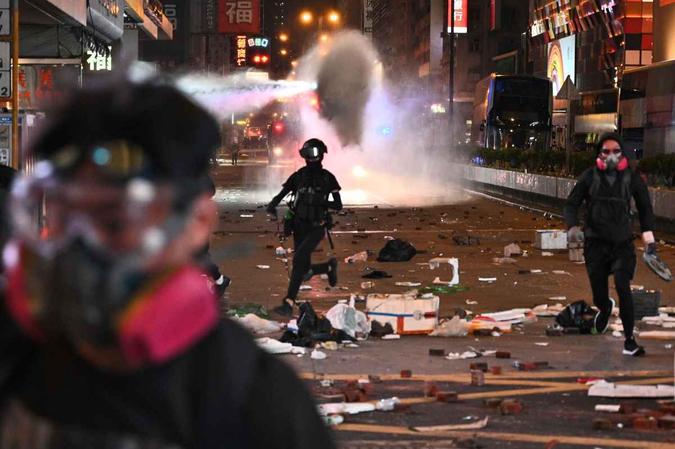 Pelo menos três vídeos do que aconteceu foram postados em fóruns usados por manifestantes(foto: Philip Fong/ AFP) Pelo menos três vídeos do que aconteceu foram postados em fóruns usados por manifestantes(foto: Philip Fong/ AFP)