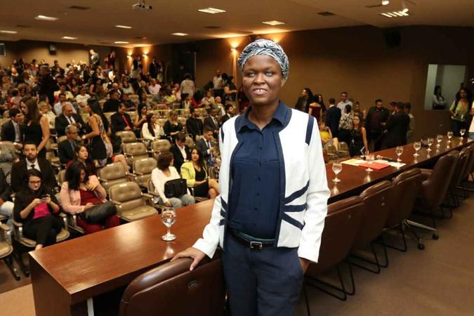 Nadine Taleis, refugiada do Haiti e deficiente visual, recebeu sua certificação e foi a oradora da cerimônia(foto: Arthur Menescal/Esp. CB/D.A Press) Nadine Taleis, refugiada do Haiti e deficiente visual, recebeu sua certificação e foi a oradora da cerimônia(foto: Arthur Menescal/Esp. CB/D.A Press)
