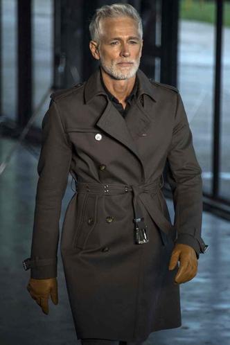 Aos 52 anos, o modelo Jorge Gelati fez sucesso ao fechar o desfile da Ellus, na última SPFW (foto: Nelson Almeida/AFP) Aos 52 anos, o modelo Jorge Gelati fez sucesso ao fechar o desfile da Ellus, na última SPFW (foto: Nelson Almeida/AFP)