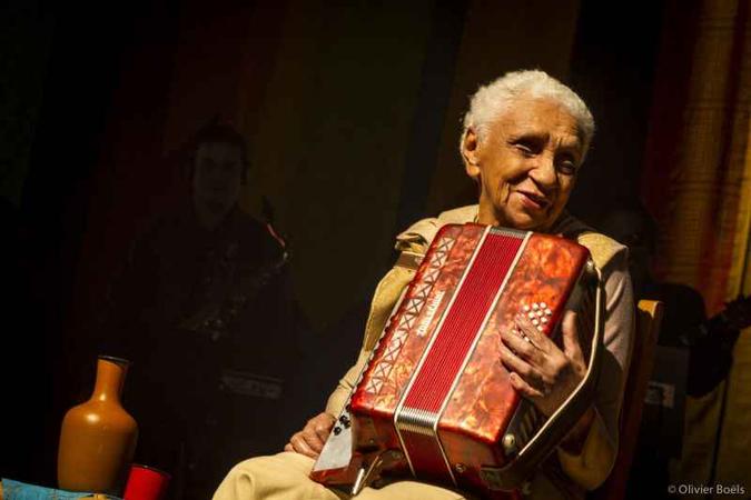 Dona Gracinha aprendeu a tocar o fole de quatro baixo ainda criança, aos 4 anos(foto: Olivier Boels/Divulgação) Dona Gracinha aprendeu a tocar o fole de quatro baixo ainda criança, aos 4 anos(foto: Olivier Boels/Divulgação)