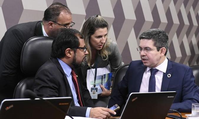 Para compensar custo, Randolfe (D) propõe tributar em 15% os lucros pagos a acionistas de empresas no mercado(foto: Roque de Sa/Agencia Senado) Para compensar custo, Randolfe (D) propõe tributar em 15% os lucros pagos a acionistas de empresas no mercado(foto: Roque de Sa/Agencia Senado)