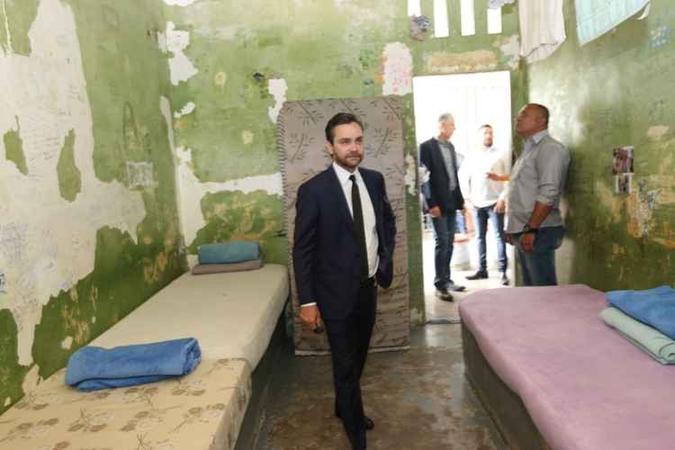Secretário de Justiça em um dos cômodos onde dormem os internos. Na unidade do Recanto das Emas, ficam 212 jovens entre 18 e 21 anos(foto: José Martins/Sejus/Divulgação) Secretário de Justiça em um dos cômodos onde dormem os internos. Na unidade do Recanto das Emas, ficam 212 jovens entre 18 e 21 anos(foto: José Martins/Sejus/Divulgação)