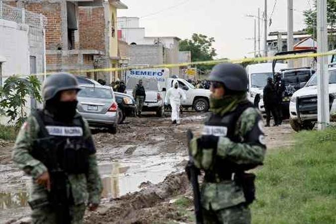 Membros da Guarda Nacional permanecem perto da cena do crime, onde 24 pessoas foram mortas em Irapuato, estado de Guanajuato, México, em 1º de julho de 2020.(foto: MARIO ARMAS / AFP) Membros da Guarda Nacional permanecem perto da cena do crime, onde 24 pessoas foram mortas em Irapuato, estado de Guanajuato, México, em 1º de julho de 2020.(foto: MARIO ARMAS / AFP)