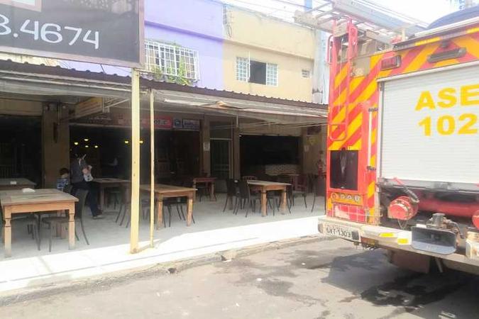 Fogo começou na chaminé do restaurante(foto: Corpo de Bombeiros/Divulgação) Fogo começou na chaminé do restaurante(foto: Corpo de Bombeiros/Divulgação)