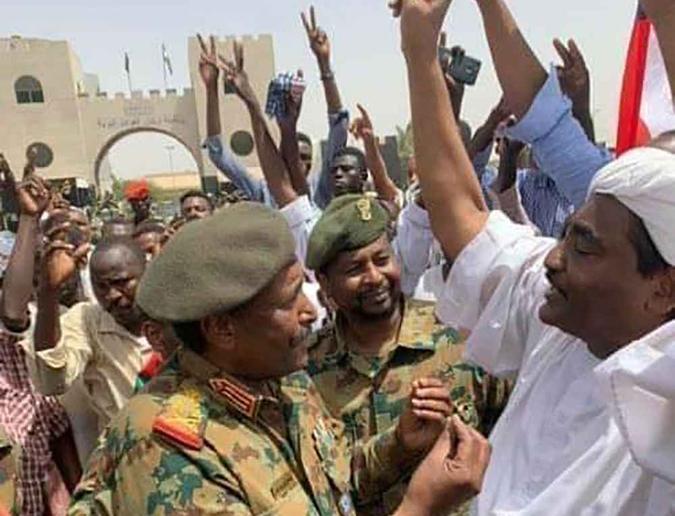 Militares conversando com manifestantes próximo a sede do Exército na capital Cardum(foto: SUDAN NEWS AGENCY / AFP) Militares conversando com manifestantes próximo a sede do Exército na capital Cardum(foto: SUDAN NEWS AGENCY / AFP)
