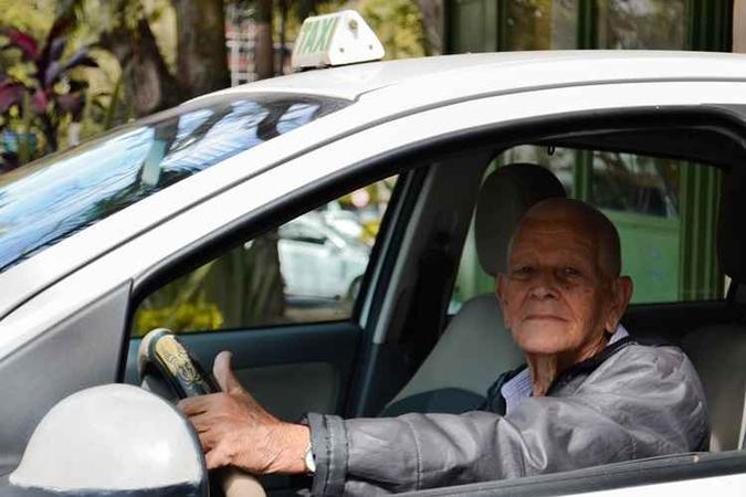 Natal, 90 anos, é taxista há 45(foto: Clara Lobo/Esp.CB/D.A Press) Natal, 90 anos, é taxista há 45(foto: Clara Lobo/Esp.CB/D.A Press)