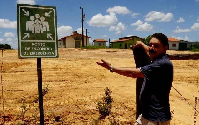Geólogo Márcio José dos Santos, no local que a empresa determinou ser para refúgio em caso de problemas. Levantamento conclui que há contaminação de água na região(foto: Carlos Vieira/CB/D.A Press) Geólogo Márcio José dos Santos, no local que a empresa determinou ser para refúgio em caso de problemas. Levantamento conclui que há contaminação de água na região(foto: Carlos Vieira/CB/D.A Press)
