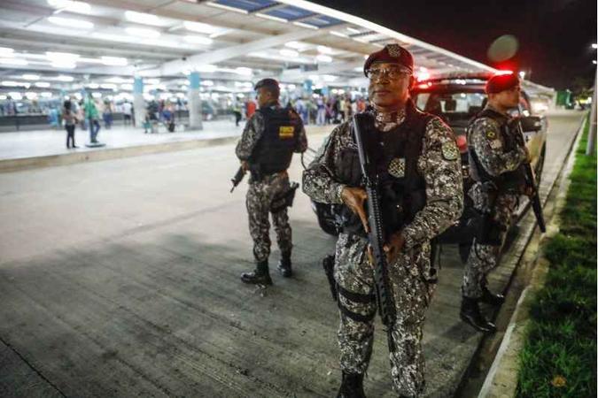 Policiais da Força Nacional em terminal de ônibus da capital cearense. Para governador, ainda não é hora de desmobilizar agentes de segurança(foto: Jarbas Oliveira/Folhapress) Policiais da Força Nacional em terminal de ônibus da capital cearense. Para governador, ainda não é hora de desmobilizar agentes de segurança(foto: Jarbas Oliveira/Folhapress)