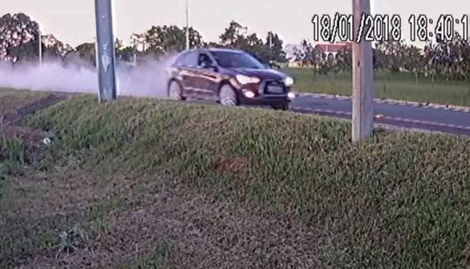 O laudo da Polícia Civil apontou que Luciana trafegava a 140km/h no momento em que atingiu o casal(foto: Reprodução/Câmera de Segurança) O laudo da Polícia Civil apontou que Luciana trafegava a 140km/h no momento em que atingiu o casal(foto: Reprodução/Câmera de Segurança)