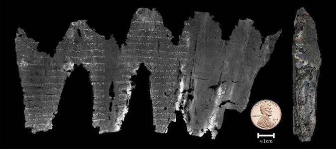 O pergaminho de Ein Gedi desenrolado digitalmente e na forma como foi descoberto (à direita): texto igual ao encontrado hoje nos livros sagrados(foto: Seals et al Science Advances 2016/Divulgação) O pergaminho de Ein Gedi desenrolado digitalmente e na forma como foi descoberto (à direita): texto igual ao encontrado hoje nos livros sagrados(foto: Seals et al Science Advances 2016/Divulgação)