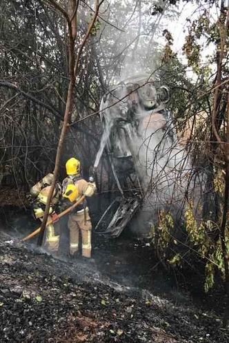 Devido a impacto, kombi pegou fogo(foto: Corpo de Bombeiros/Divulgação) Devido a impacto, kombi pegou fogo(foto: Corpo de Bombeiros/Divulgação)