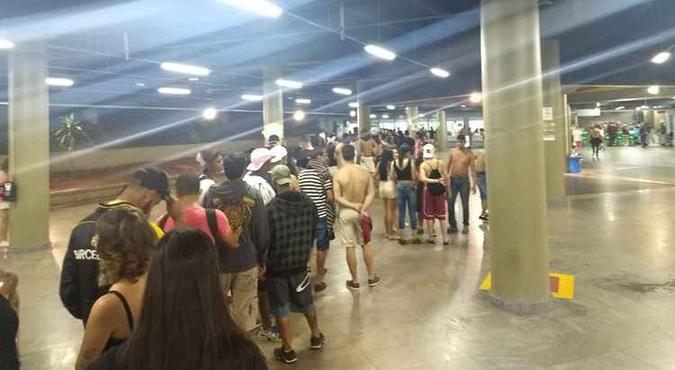 As vendas dos bilhetes foram interrompidas devido à lotação do transporte. Outras falhas também marcaram a volta para casa dos foliões(foto: Deborah Fortuna/Esp CB/D.A. Press) As vendas dos bilhetes foram interrompidas devido à lotação do transporte. Outras falhas também marcaram a volta para casa dos foliões(foto: Deborah Fortuna/Esp CB/D.A. Press)