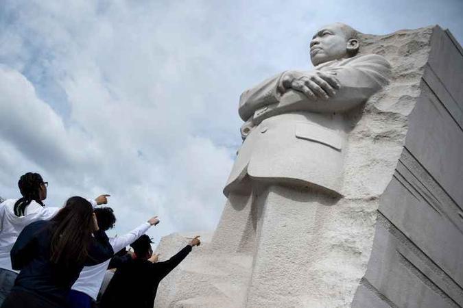 Americanos visitam estátua de Martin Luther King Jr. esculpida na rocha, em Washington, a poucos metros do local do famoso discurso de 1963 (foto: Brendan Smialowski/AFP - 30/3/18) Americanos visitam estátua de Martin Luther King Jr. esculpida na rocha, em Washington, a poucos metros do local do famoso discurso de 1963 (foto: Brendan Smialowski/AFP - 30/3/18)