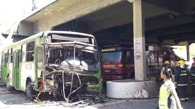 Ônibus do transporte coletivo caiu de um viaduto na Avenida João César de Oliveira, em Contagem, na manhã desta quinta-feira(foto: Jair Amaral/EM/DA Press) Ônibus do transporte coletivo caiu de um viaduto na Avenida João César de Oliveira, em Contagem, na manhã desta quinta-feira(foto: Jair Amaral/EM/DA Press)