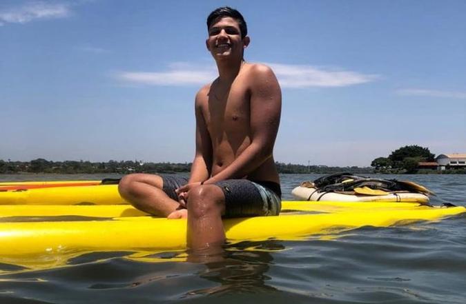 Diego Ferreira pratica o esporte no mar, mas prefere navegar no Lago Paranoá(foto: Arquivo pessoal) Diego Ferreira pratica o esporte no mar, mas prefere navegar no Lago Paranoá(foto: Arquivo pessoal)