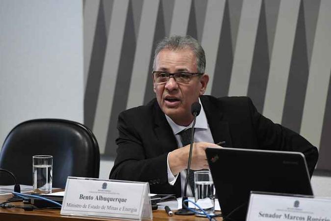 À mesa, em pronunciamento, ministro de Estado de Minas e Energia, Bento Albuquerque. (foto: Edilson Rodrigues/Agência Senado) À mesa, em pronunciamento, ministro de Estado de Minas e Energia, Bento Albuquerque. (foto: Edilson Rodrigues/Agência Senado)