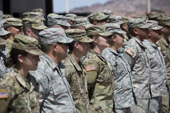 Membros da Guarda Nacional do Arizona escutam ordens em uma zona militar em Phoenix(foto: Caitlin O'Hara/AFP/ ) Membros da Guarda Nacional do Arizona escutam ordens em uma zona militar em Phoenix(foto: Caitlin O'Hara/AFP/ )