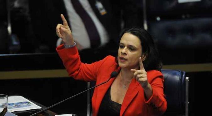 Janaina informou que não estipulou um limite para a definição sobre ser ou não vice na chapa de Bolsonaro(foto: Minervino Junior/CB/D.A Press) Janaina informou que não estipulou um limite para a definição sobre ser ou não vice na chapa de Bolsonaro(foto: Minervino Junior/CB/D.A Press)