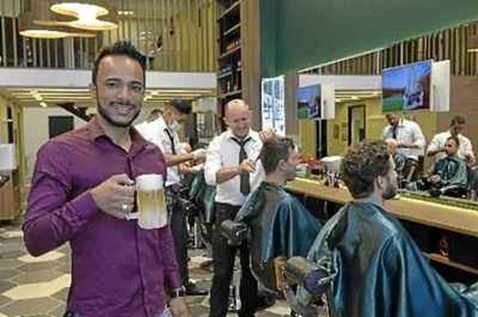 O empresário Washington Miranda apostou em um bar dentro da barbearia: é um diferencial(foto: Marcelo Ferreira) O empresário Washington Miranda apostou em um bar dentro da barbearia: é um diferencial(foto: Marcelo Ferreira)
