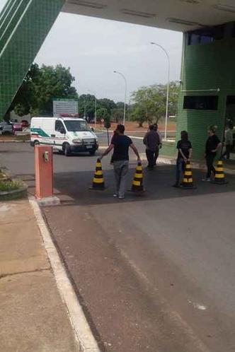 Piquete de servidores no Complexo da Polícia Civil impede saída de rabecão para recolhimento de corpos(foto: Sinpol/Divulgação) Piquete de servidores no Complexo da Polícia Civil impede saída de rabecão para recolhimento de corpos(foto: Sinpol/Divulgação)