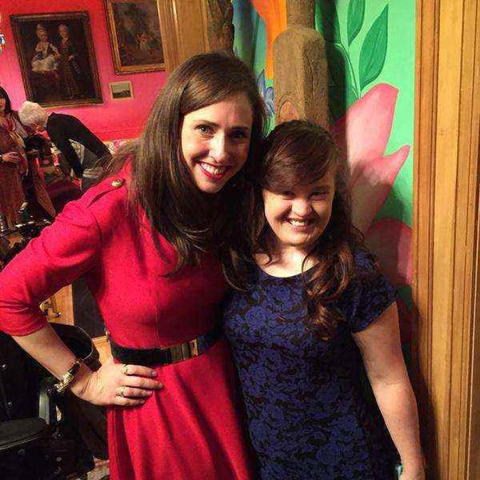 A estilista Carrie Hammer ao lado da modelo e atriz Jamie Brewer(foto: Twitter/Reprodução) A estilista Carrie Hammer ao lado da modelo e atriz Jamie Brewer(foto: Twitter/Reprodução)