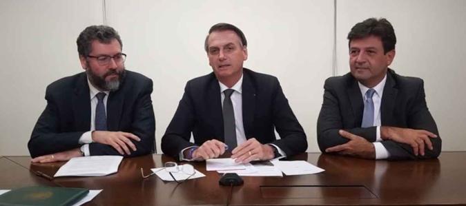 Bolsonaro realizou uma transmissão ao vivo ao lado do Ministro da Saúde, Luiz Henrique Mandetta e do ministro de Relações Exteriores, Ernesto Araújo(foto: Reprodução/Facebook) Bolsonaro realizou uma transmissão ao vivo ao lado do Ministro da Saúde, Luiz Henrique Mandetta e do ministro de Relações Exteriores, Ernesto Araújo(foto: Reprodução/Facebook)