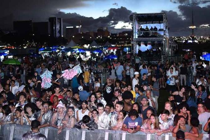 A Esplanada começa a encher aos poucos, depois do fim da chuva(foto: Ed Alves) A Esplanada começa a encher aos poucos, depois do fim da chuva(foto: Ed Alves)