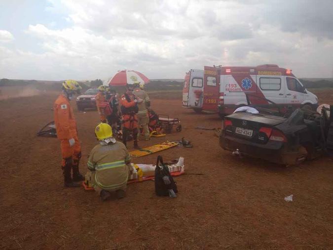 Quatro pessoas ficaram feridas em acidente na DF-285(foto: Divulgação/Corpo de Bombeiros) Quatro pessoas ficaram feridas em acidente na DF-285(foto: Divulgação/Corpo de Bombeiros)
