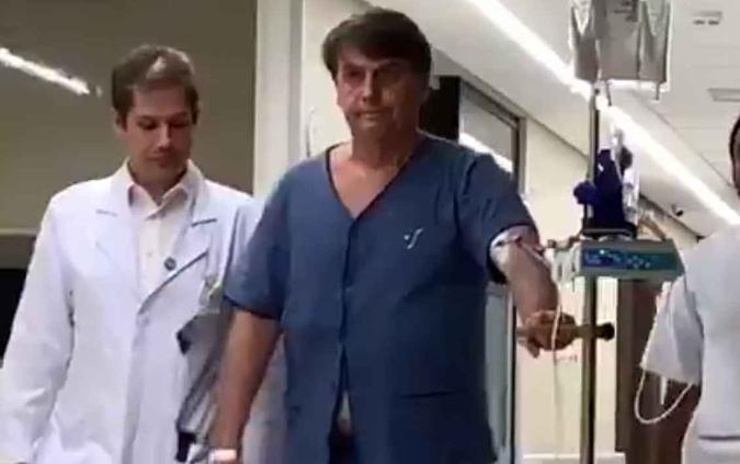 Bolsonaro caminhando em um dos corredores do hospital(foto: Reprodução/Twitter) Bolsonaro caminhando em um dos corredores do hospital(foto: Reprodução/Twitter)