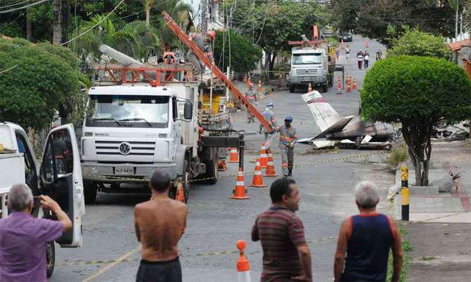 Além de peritos ligados à Força Aérea, que avaliaram os destroços do aparelho, equipes da Cemig trabalharam para restabelecer a fiação danificada na queda(foto: Túlio Santos/Estado de Minas ) Além de peritos ligados à Força Aérea, que avaliaram os destroços do aparelho, equipes da Cemig trabalharam para restabelecer a fiação danificada na queda(foto: Túlio Santos/Estado de Minas )