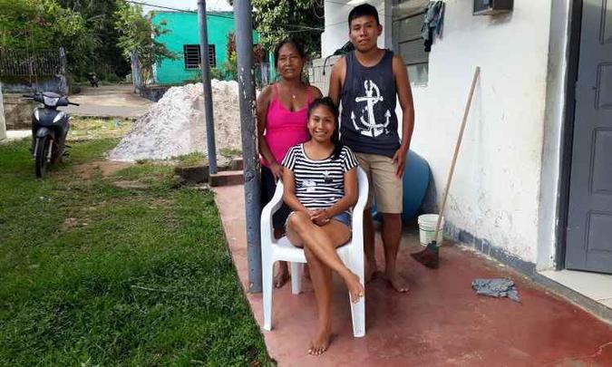 Luziane com a mãe e o irmão: lembranças do poder de compra do real no início e do sofrimento para manter a família com mais dinheiro hoje(foto: Luiz Calcagno/CB/D.A Press) Luziane com a mãe e o irmão: lembranças do poder de compra do real no início e do sofrimento para manter a família com mais dinheiro hoje(foto: Luiz Calcagno/CB/D.A Press)
