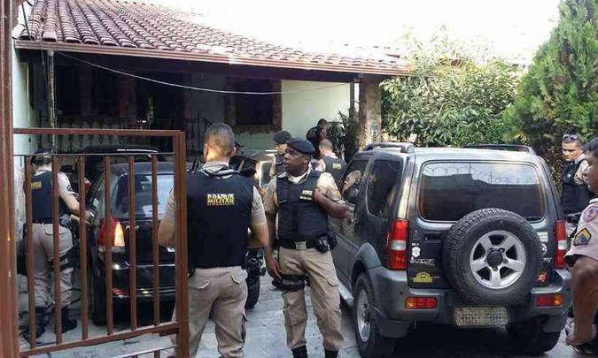Mobilização de policiais ainda é grande na manhã desta segunda-feira no local(foto: Paulo Filgueiras/EM/D.A PRESS) Mobilização de policiais ainda é grande na manhã desta segunda-feira no local(foto: Paulo Filgueiras/EM/D.A PRESS)